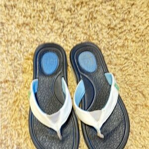 Sanuk women’s White Flip Flop Sandals